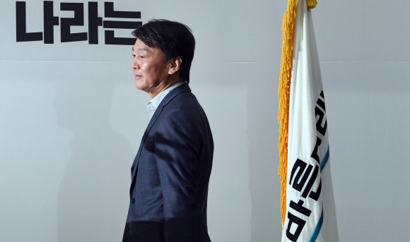안철수 전 의원이 29일 국회 바른미래당 회의실에서 탈당 기자회견을 하기 위해 굳은 표정으로 입장하고 있다. 정연호 기자 tpgod@seoul.co.kr