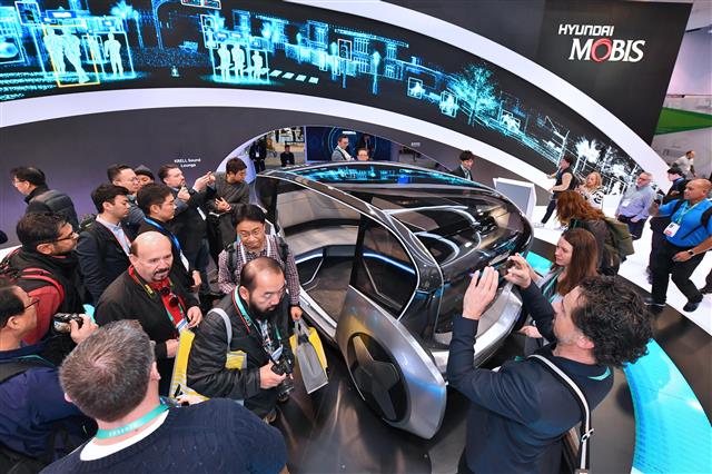 올해 미국에서 열린 ‘국제전자제품박람회(CES) 2020’ 현대모비스 전시관을 찾은 참관객들이 자율주행 공유 콘셉트카 ‘엠비전 S’를 관람하고 있다. 현대모비스 제공