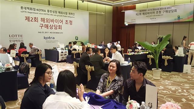 베트남 호찌민 롯데레전드 호텔에서 롯데백화점 파트너 관계사들이 해외시장 개척 구매 상담회를 통해 현지 바이어와 상담하고 있다. 롯데쇼핑 제공
