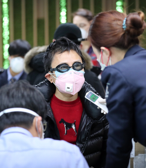 신종 코로나바이러스 감염증에 대한 우려가 커지는 가운데 29일 중국 진안과 톈진에서 인천국제공항으로 입국하는 여행객이 각양각색으로 대비한 채 들어서고 있다. 사진은 물안경과 마스크를 쓴 채 발열 검사를 받는 남성. 박윤슬 기자 seul@seoul.co.kr
