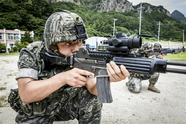 우리 장병들은 이르면 올해부터 방호능력을 대폭 개선한 신형 헬멧을 보급받을 것으로 예상된다. 사진은 울릉도 전개훈련에 참가한 해병대원들이 울릉도 해안에 상륙해 수색정찰을 하고 있는 모습.  해병대 제공