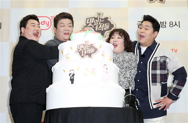 30일 서울 마포구 상암동 스탠포드호텔에서 열린 코미디TV ‘맛있는 녀석들’ 5주년 기자간담회에서 출연진인 김준현(왼쪽부터), 유민상, 김민경, 문세윤이 케이크 커팅식을 하고 있다. 뉴스1