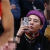 지드래곤, 미국 NBA 포틀랜드 경기 직관하는 모습 포착 [EN스타]