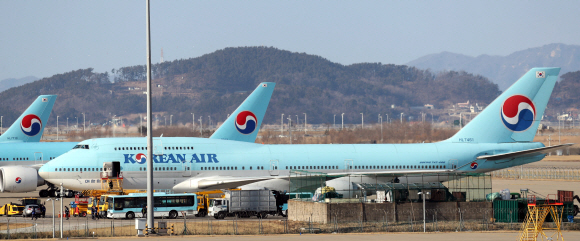국토교통부가 운영하는 한국항공정보시스템에 30일 우한에서 교민들을 실어서 한국으로 이송하는 전세기가 이틀간 총4편이 검색된 가운데 저녁 비행 항공편(KAL 9883-HL7461편)으로 검색된 항공기가 대한항공 정비창에 대기하고 있다. 2020. 1. 30. 오장환 기자 5zzang@seoul.co.kr
