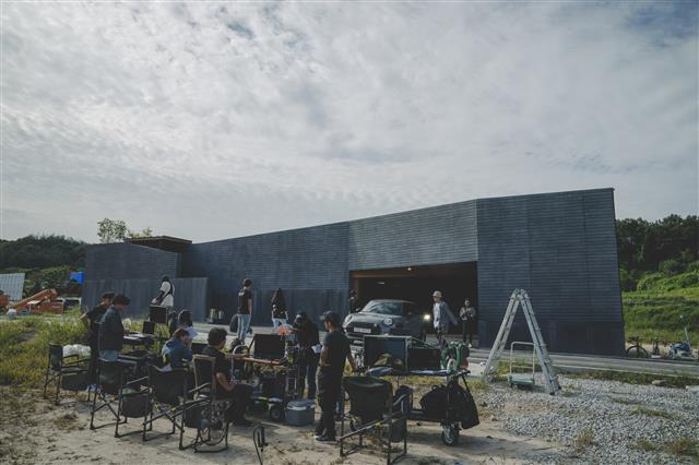 영화 ‘기생충’의 주요 무대인 박 사장(이선균 분)의 집을 배경으로 촬영이 이뤄지고 있다. 제작진은 전주영화종합촬영소 야외 세트장에 100여평 규모의 저택을 지어 실감나는 장면을 연출했다.  전주영상위원회 제공