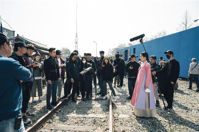 tvN 드라마 ‘미스터 션샤인’에서 경성역으로 등장하는 전북 남원시 사매면 서도역을 배경으로 주인공인 김태리(분홍 치마) 등이 연기를 하고 있다. 전주영상위원회 제공