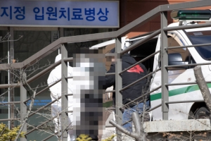 “체온 재고 손 씻어야 출입 허용” 동네 의원들 감염 우려 초긴장