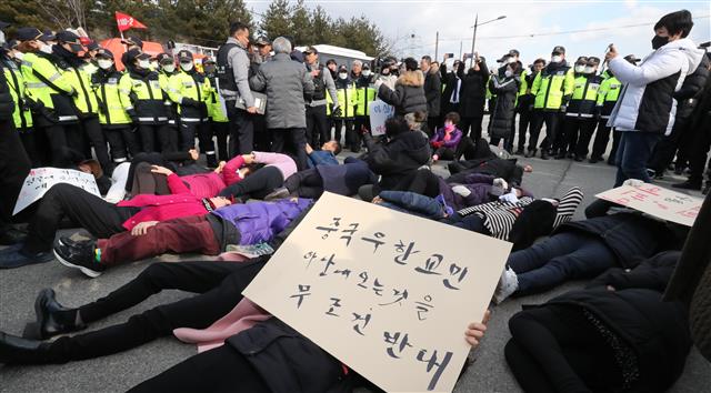 드러누운 아산 주민들 