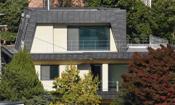 약 56억원에 낙찰된 서울 종로 청운동 옛 국군기무사령관 공관의 모습. 촛불집회 당시 계엄문건 작성을 지시한 혐의를 받고 해외 도피 중인 조현천 전 기무사령관이 이 공관의 마지막 입주자였다. 박지환 기자 popocar@seoul.co.kr