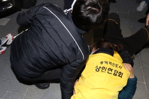 “대책없이 왜 왔느냐” 진천주민 항의에 봉변당한 장관