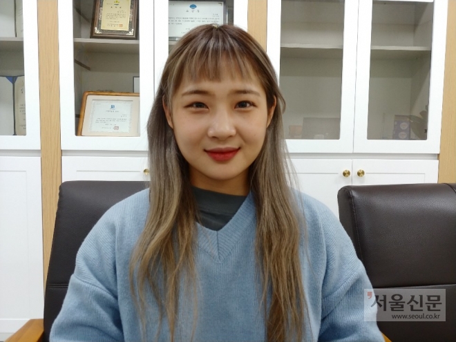 김시은 한국 최연소 여자주짓수 국가대표 선수가 서울신문과 인터뷰 중 잠시 포즈를 취하고 있다.