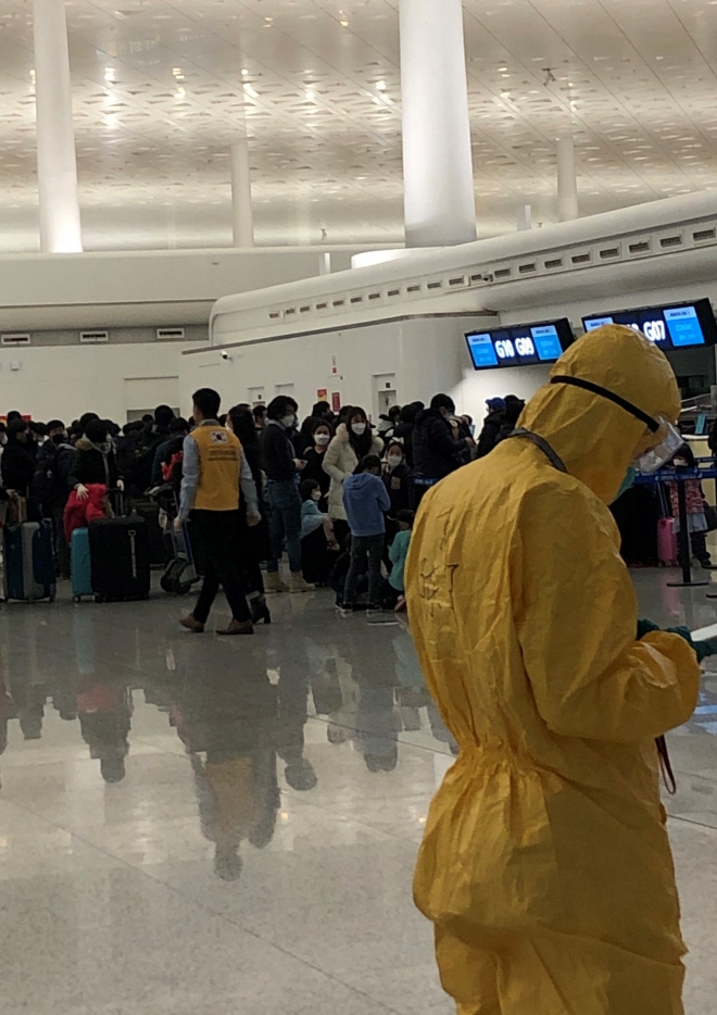 톈허 공항 속 우한 교민이 비행기 탑승을 기다리는 모습