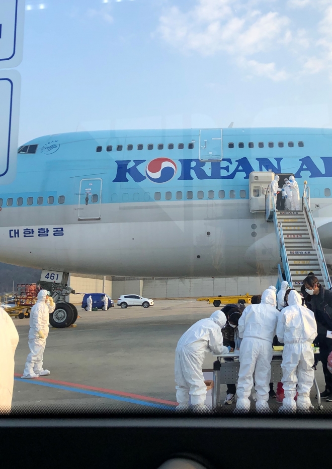 중국 우한에서 김포공항에 도착해 버스 안에 탑승한 우리 교민이 바라본 대한항공 여객기 모습