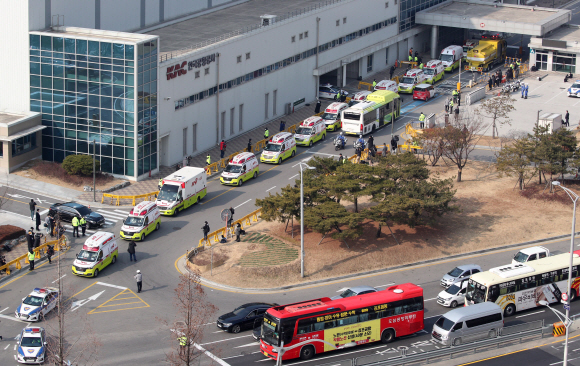 31일 중국 우한에서 전세기를 타고 김포공항을 통해 입국한 교민들이 구급차를 타고 이동하고 있다. 2020.1.31 박윤슬 기자 seul@seoul.co.kr