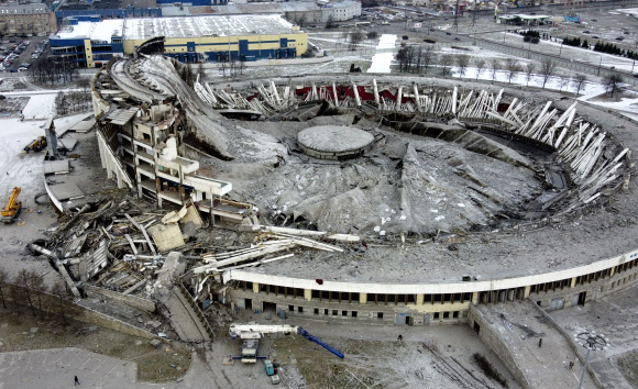 지붕 위에서 일하던 노무자 한 명이 목숨을 잃은 지난 31일(현지시간) 러시아 상트페테르부르크의 SKK 페테르부르크스키 경기장 지붕이 해체로 폭삭 주저앉아 있다. 상트페테르부르크 AP 연합뉴스 