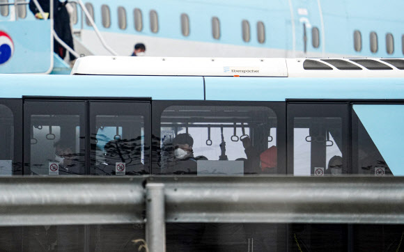 공항 계류장에서 이동하는 우한 교민들