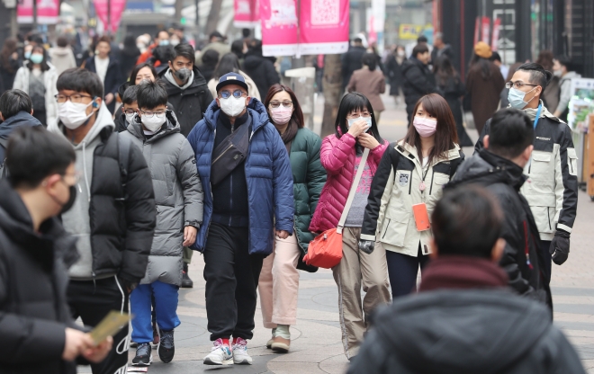 국내에서 신종 코로나바이러스 감염증 12번째 확진자가 발생한 1일 오후 서울 중구 명동거리에서 마스크를 쓴 관광객들이 발걸음을 옮기고 있다. 2020.2.1 연합뉴스