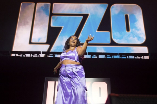 지난달 31일(현지시간) 미국 플로리다주 마이애미 아일랜드 가든스에서 열린 ‘펩시 제로 슈거 슈퍼볼 파티(Pepsi Zero Sugar Super Bowl Party)’에서 가수 리조(Lizzo)가 공연을 펼치고 있다. <br>AP 연합뉴스