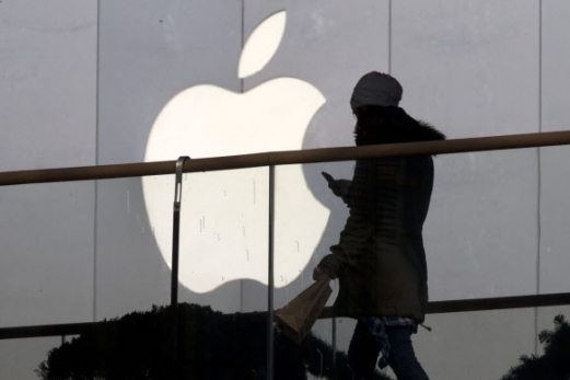 한 여성이 중국 베이징에 있는 애플 매장 앞을 지나가고 있다. AP 연합뉴스 자료사진