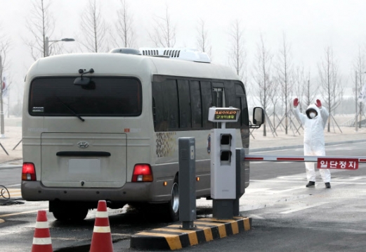[포토] ‘진천 추가 입소’ 우한 교민 태운 버스