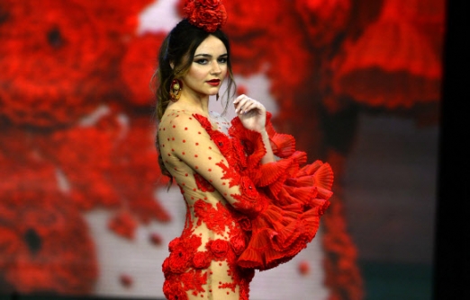 모델이 1일(현지시간) 세비야에서 열린 ‘시모프 2020-국제 플라멩코 패션쇼(the Simof 2020-International Flamenco Fashion Show)’ 동안 테레사 니누(Teressa Ninu)의 작품을 선보이고 있다. AFP 연합뉴스