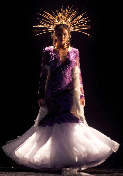 모델이 1일(현지시간) 세비야에서 열린 ‘제 26회 국제 플라멩코 패션쇼(시모프): the 26th International Flamenco Fashion Show (Simof))’ 동안 스페인 디자이너 욜란다 리바스와 MM 가리도의 작품을 선보이고 있다. EPA 연합뉴스