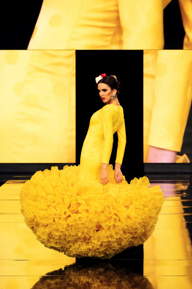 모델이 1일(현지시간) 세비야에서 열린 ‘제 26회 국제 플라멩코 패션쇼(시모프): the 26th International Flamenco Fashion Show (Simof))’ 동안 스페인 디자이너 미리암 갈린의 작품을 선보이고 있다. EPA 연합뉴스