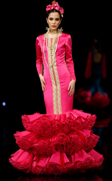 모델이 1일(현지시간) 세비야에서 열린 ‘제 26회 국제 플라멩코 패션쇼(시모프): the 26th International Flamenco Fashion Show (Simof))’ 동안 칼란드리아의 작품을 선보이고 있다. 로이터 연합뉴스
