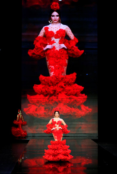 모델이 1일(현지시간) 세비야에서 열린 ‘제 26회 국제 플라멩코 패션쇼(시모프): the 26th International Flamenco Fashion Show (Simof))’ 동안 테레사 니누의 작품을 선보이고 있다. 로이터 연합뉴스