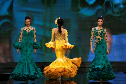 모델들이 1일(현지시간) 세비야에서 열린 ‘제 26회 국제 플라멩코 패션쇼(시모프): the 26th International Flamenco Fashion Show (Simof))’ 동안 테레사 니누의 작품을 선보이고 있다. 로이터 연합뉴스