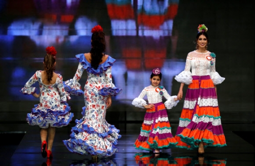 모델들이 1일(현지시간) 세비야에서 열린 ‘제 26회 국제 플라멩코 패션쇼(시모프): the 26th International Flamenco Fashion Show (Simof))’ 동안 테레사 니누의 작품을 선보이고 있다. 로이터 연합뉴스