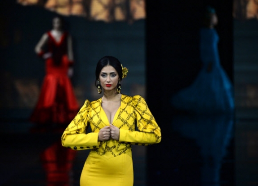 모델이 1일(현지시간) 세비야에서 열린 ‘제 26회 국제 플라멩코 패션쇼(시모프): the 26th International Flamenco Fashion Show (Simof))’ 동안 롤리 베라의 작품을 선보이고 있다. AFP 연합뉴스