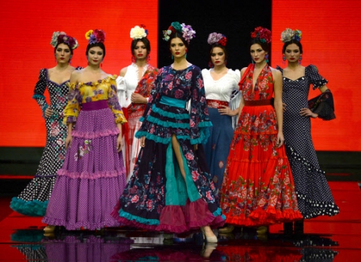 모델들이 1일(현지시간) 세비야에서 열린 ‘제 26회 국제 플라멩코 패션쇼(시모프): the 26th International Flamenco Fashion Show (Simof))’ 동안 아텔리에 리마의 작품을 선보이고 있다. AFP 연합뉴스