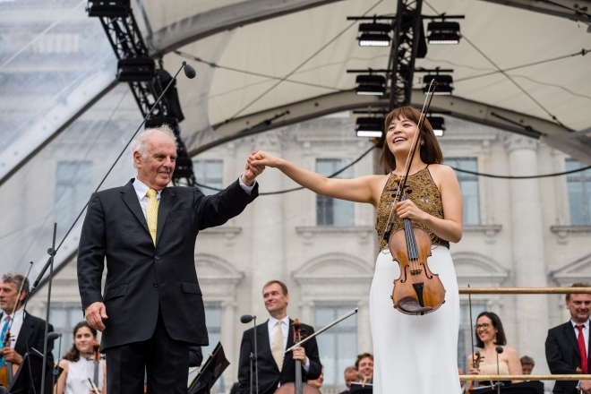 지난해 6월 베를린 최대 여름 이벤트 ‘슈타츠오퍼 피어 알레’ 야외 공연에서 바이올리니스트 이지윤(오른쪽)이 음악감독 다니엘 바렌보임의 손을 잡고 관객의 박수에 화답하고 있다. 베를린 EPA 연합뉴스