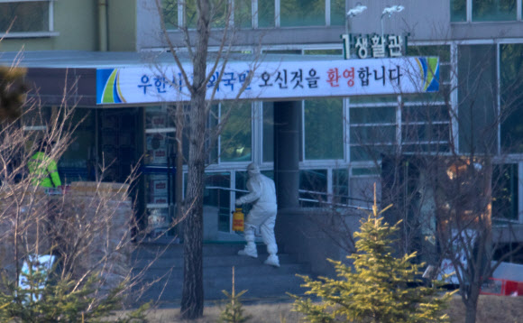 3일 오전 충남 아산시 사초동 우한교민 임시생활시설인 경찰인재개발원 생활관 앞을 한 방역담당자가 소독하고 있다. 2020.2.3 연합뉴스