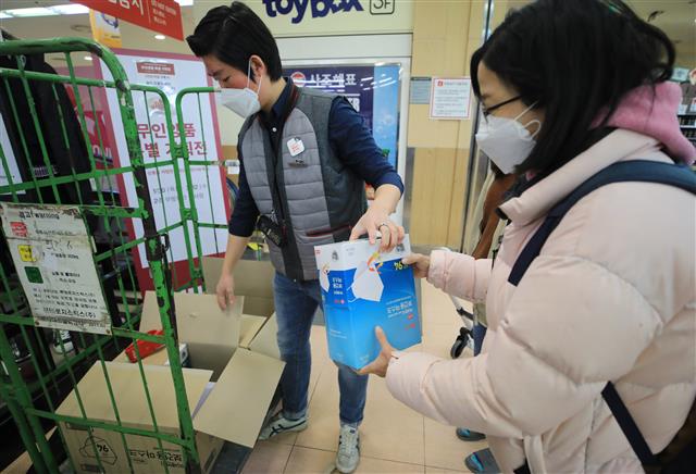 신종 코로나바이러스 감염증(우한폐렴) 공포가 이어지는 가운데 3일 서울의 한 대형마트에서 한 대만 관광객이 마스크를 구매하고 있다. 2020.2.3 뉴스1