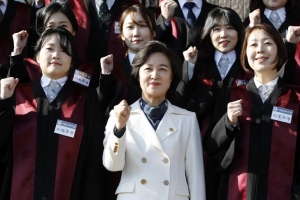 [포토] 추미애 장관 ‘신임 검사들과 파이팅’