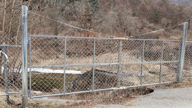 환경부가 최근 아프리카돼지열병(ASF) 감염 멧돼지 차단을 위해 광역 울타리(290㎞)를 설치한 후 보강 작업을 진행하고 있다.사진은 강원 화천 만산동계곡에 설치한 광역 울타리. 환경부 제공