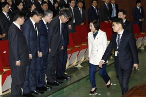 윤석열 ‘검사동일체’ 겨냥한 秋… 검사 임관식서 “상명하복 깨라”