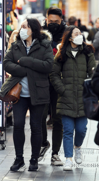 북서쪽 찬 공기 유입으로 추위가 예보된 3일 서울 중구 명동에서 관광객들이 두터운 외투를 입고 걷고 있다. 2020.2.3 박윤슬 기자 seul@seoul.co.kr