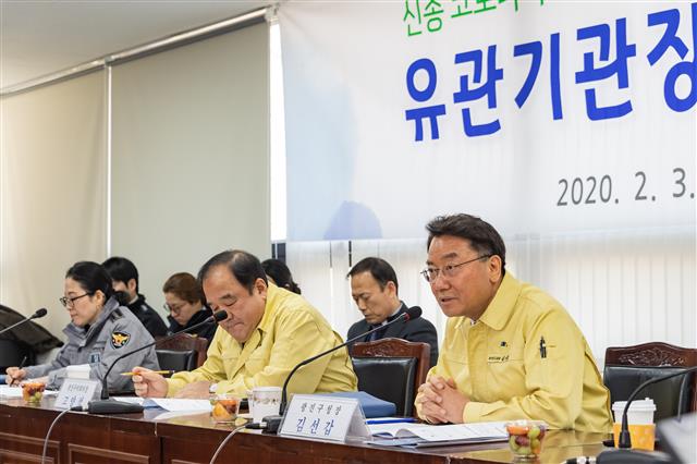 김선갑(맨 오른쪽) 광진구청장이 3일 구청 기획상황실에서 열린 ‘유관 기관장·단체장 대책회의’에서 신종 코로나바이러스 관련 당부 사항을 전달하고 있다. 광진구 제공