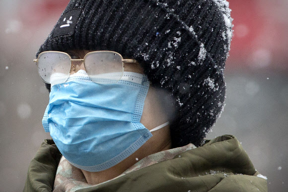 중국 베이징의 한 여성이 마스크를 쓰고 있다. 2020.2.2  AP 연합뉴스
