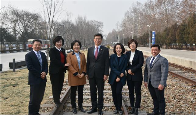 노원갑 현직 시·구의원들(왼쪽부터 이칠근 구의원, 최윤남 구의원, 이은주 시의원, 고용진 국회의원, 오한아 시의원, 차미중 구의원, 부준혁 구의원)