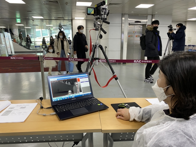 제주국제공항은 신종코로나 바이러스 유입 차단을 위해 지난 2일부터 국내선에도 발열감시 카메라를 설치,운영중이다.