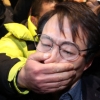 [서울포토] ‘제지 당하는’ 오태양 대표, 단상에 올라 미래한국당 창당 비난 발언