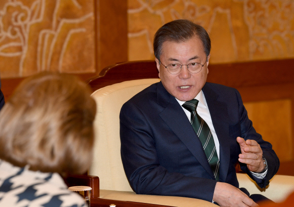 문재인 대통령이 5일 청와대에서 위겟 라벨르 국제반부패회의 의장을 접견하고 있다. 2020. 2.5 도준석 기자pado@seoul.co.kr