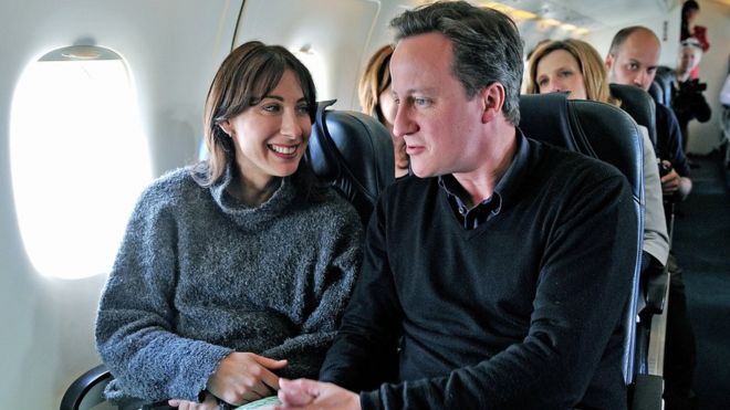 데이비드 캐머런 전 영국 총리가 지난 2010년 아내 서맨서와 함께 여객기 여행을 즐기는 모습. 아마도 총리 취임 직전이었던 것으로 보인다. AFP 자료사진 