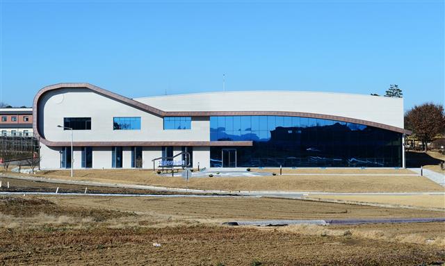 지난해 12월 충북도 농업기술원 안에 건립된 전국 첫 곤충종자센터. 충북도 제공