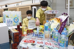 쌀·생수 배송도 쓰레기 수거도 표 안 나게… 자가격리 ‘007 작전’