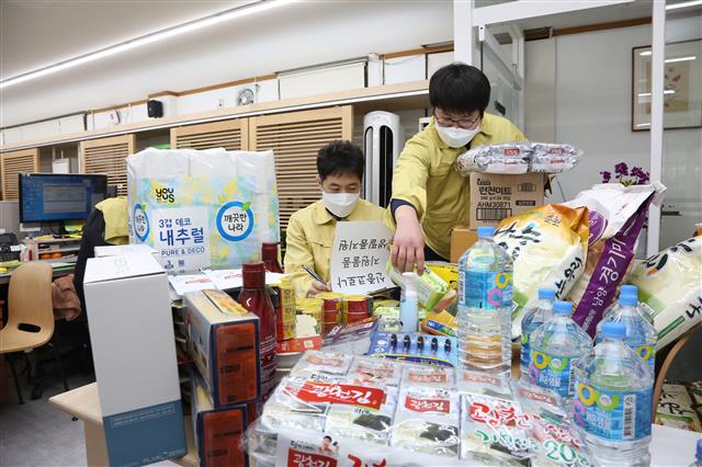 서울 송파구 직원들이 자가격리자에게 지원할 각종 생필품을 포장하고 있다. 최대한 일반 택배와 비슷하게 포장한다. 송파구 제공